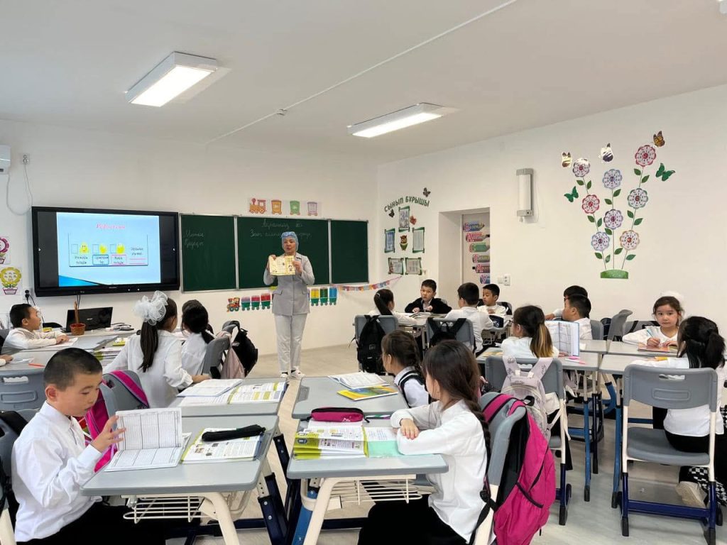 Мектеп мейірбикесі Оразбаева Гүлнар  бастауыш сынып оқушыларына «Күнделікті тамақтану рационы: Тамақтанудың дұрыс режимі мен уақыты» тақырыбында түсіндірме жұмысын жүргізді.