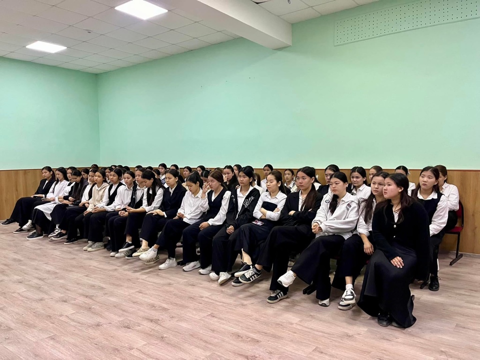 Мектебімізде «Әдеп пен ар-ұят- қыздың көркі» тақырыбында 7-11 сыныптың қыз балаларына жиналыс өткізілді.