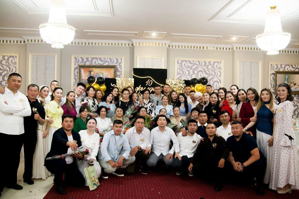 Қазақтың “Оң қолың берген нәрсені сол қолың көрмесін” деген аталы сөзі бар.