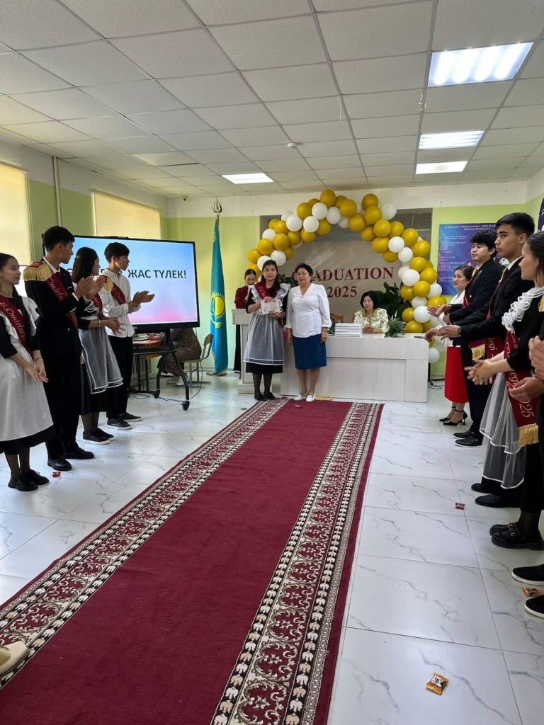 Бүгін мектебімізде 11 жыл бойы білім нәрімен сусындап, ұядан қанат қаққалы тұрған жас түлектерімізге аттестат табыстау шарасы өтті.