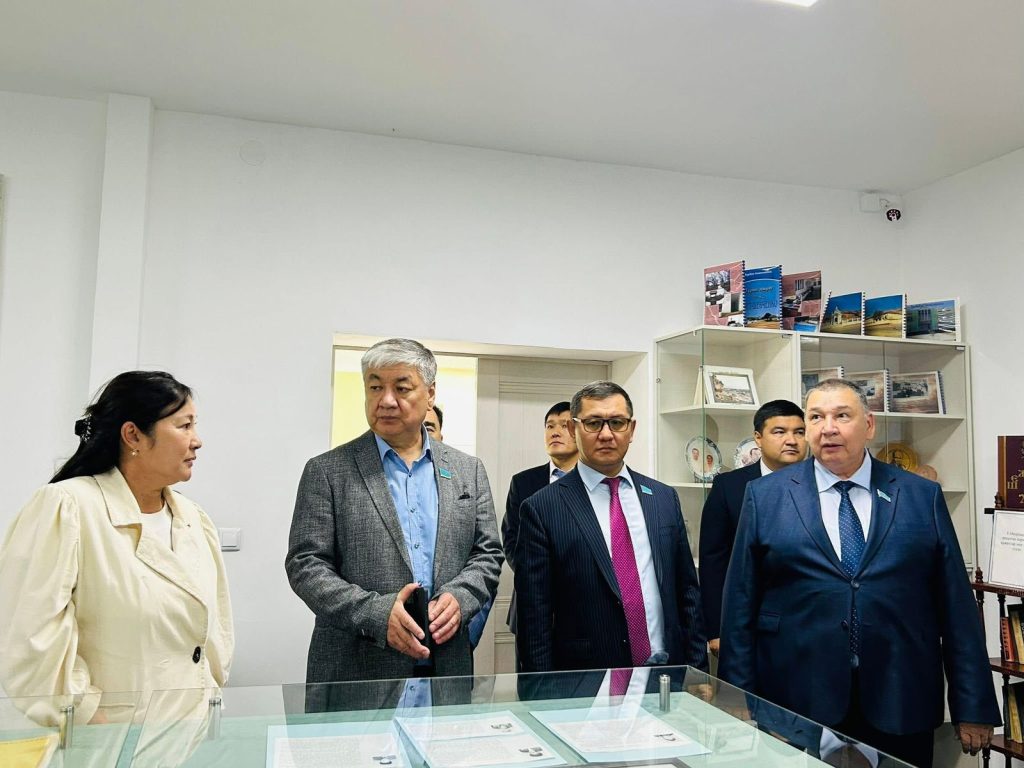 Депутаты Сената Парламента Республики Казахстан Суйындык Алдашев и Бекбол Орынбасаров в ходе рабочей поездки в Тупкараганский район посетили образовательное учреждение имени Есбола Омирбаева.