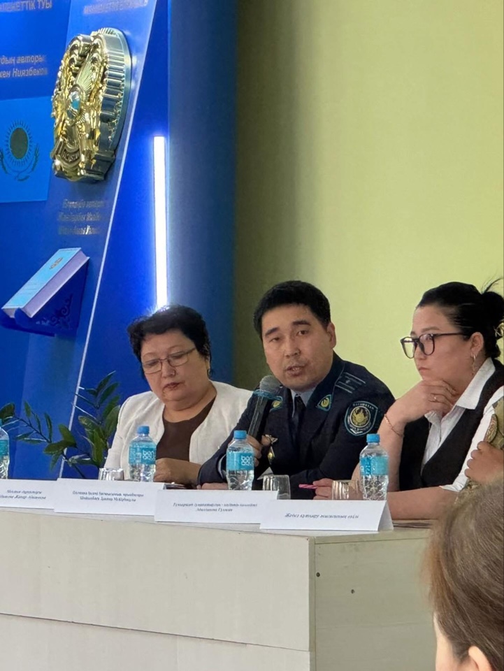 Мектебімізде “Адал азамат” біртұтас тәрбие бағдарламасының “Заң және тәртіп” құндылығы аясында “Мектеп, ата-ана, бала және қоғам” тақырыбында  ата-аналарға ашық есік күні ұйымдастырылды